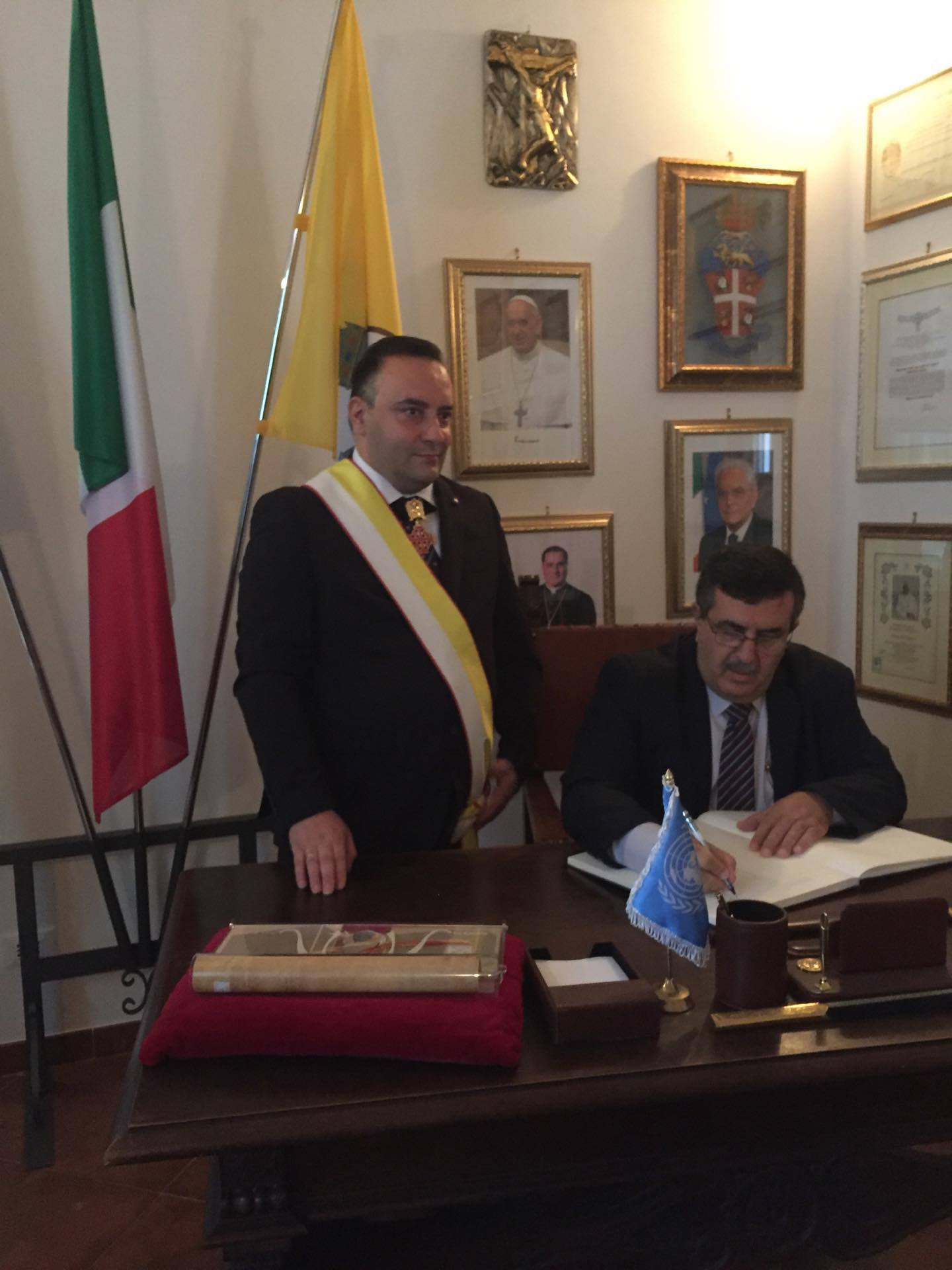 رئيس بلدية بيت لحم المحامي انطون سلمان يتلقى جائزة السلام والثقافة الدولية في إيطاليا