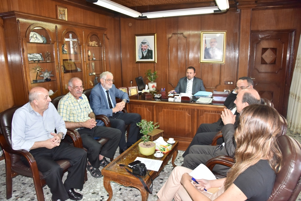 نائب رئيس البلدية يشارك في افتتاح الدورة الصيفية الخاصة بالتنمية والثقافات  في جامعة بيت لحم ويستقبل مدير شبكة التعاون والتنمية وعميد كلية إدارة الأعمال 