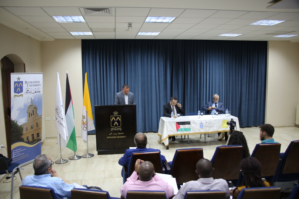 نائب رئيس البلدية يشارك في افتتاح الدورة الصيفية الخاصة بالتنمية والثقافات  في جامعة بيت لحم ويستقبل مدير شبكة التعاون والتنمية وعميد كلية إدارة الأعمال 