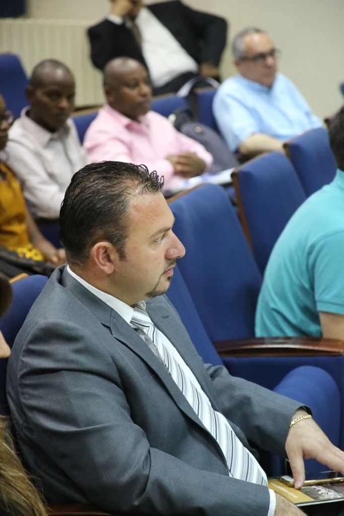 نائب رئيس البلدية يشارك في افتتاح الدورة الصيفية الخاصة بالتنمية والثقافات  في جامعة بيت لحم ويستقبل مدير شبكة التعاون والتنمية وعميد كلية إدارة الأعمال 