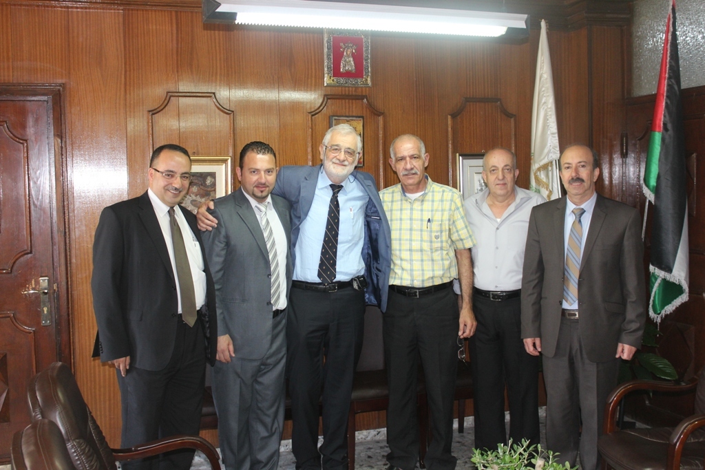 نائب رئيس البلدية يشارك في افتتاح الدورة الصيفية الخاصة بالتنمية والثقافات  في جامعة بيت لحم ويستقبل مدير شبكة التعاون والتنمية وعميد كلية إدارة الأعمال 