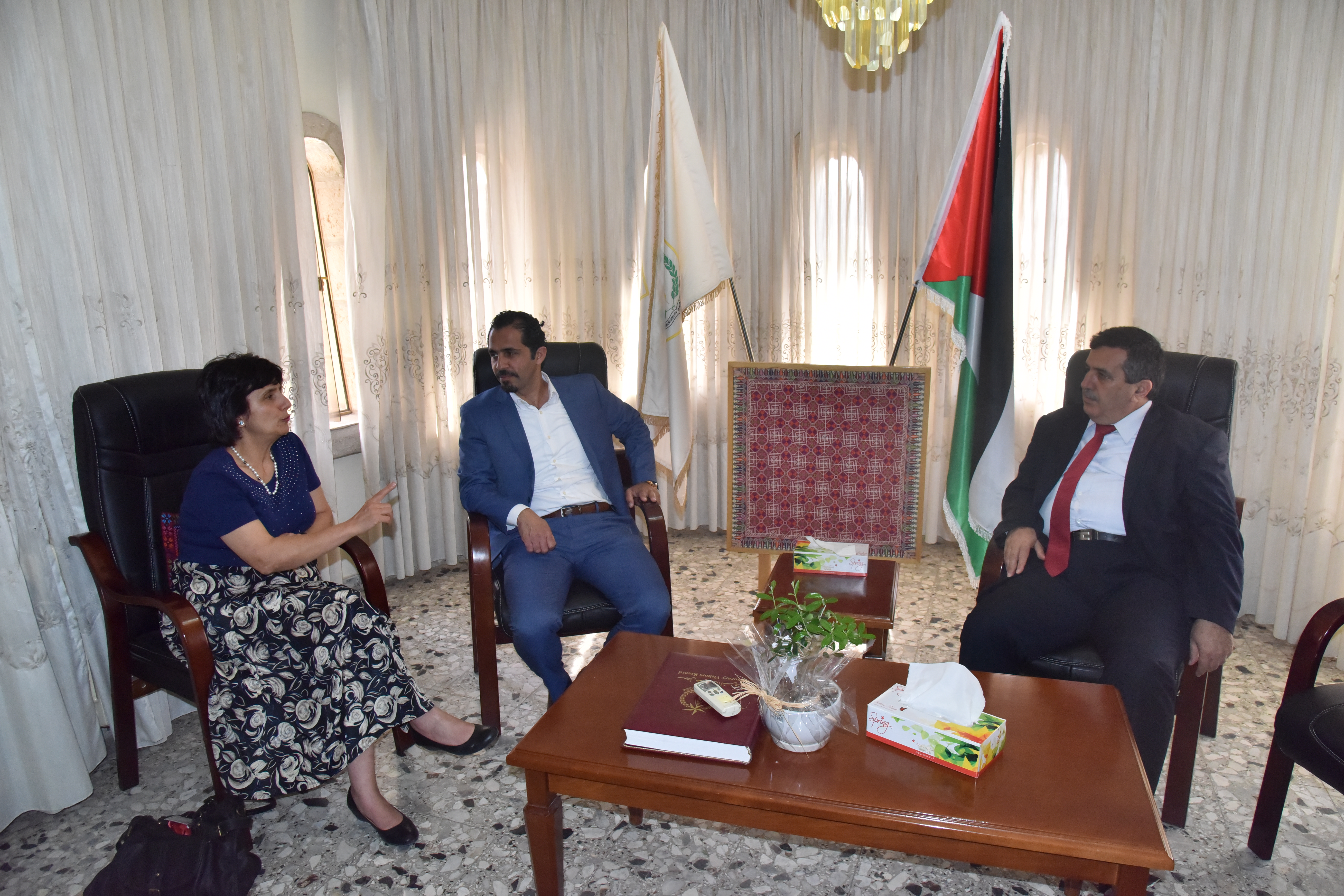 سلمان يلتقي عددا من الوفود ومقاطعة هينو توجه دعوة له للمشاركة في إحتفالات الميلاد في بلجيكا وللإحتفال  بمرور 5 أعوام على توقيع التوأمة مع تورني 