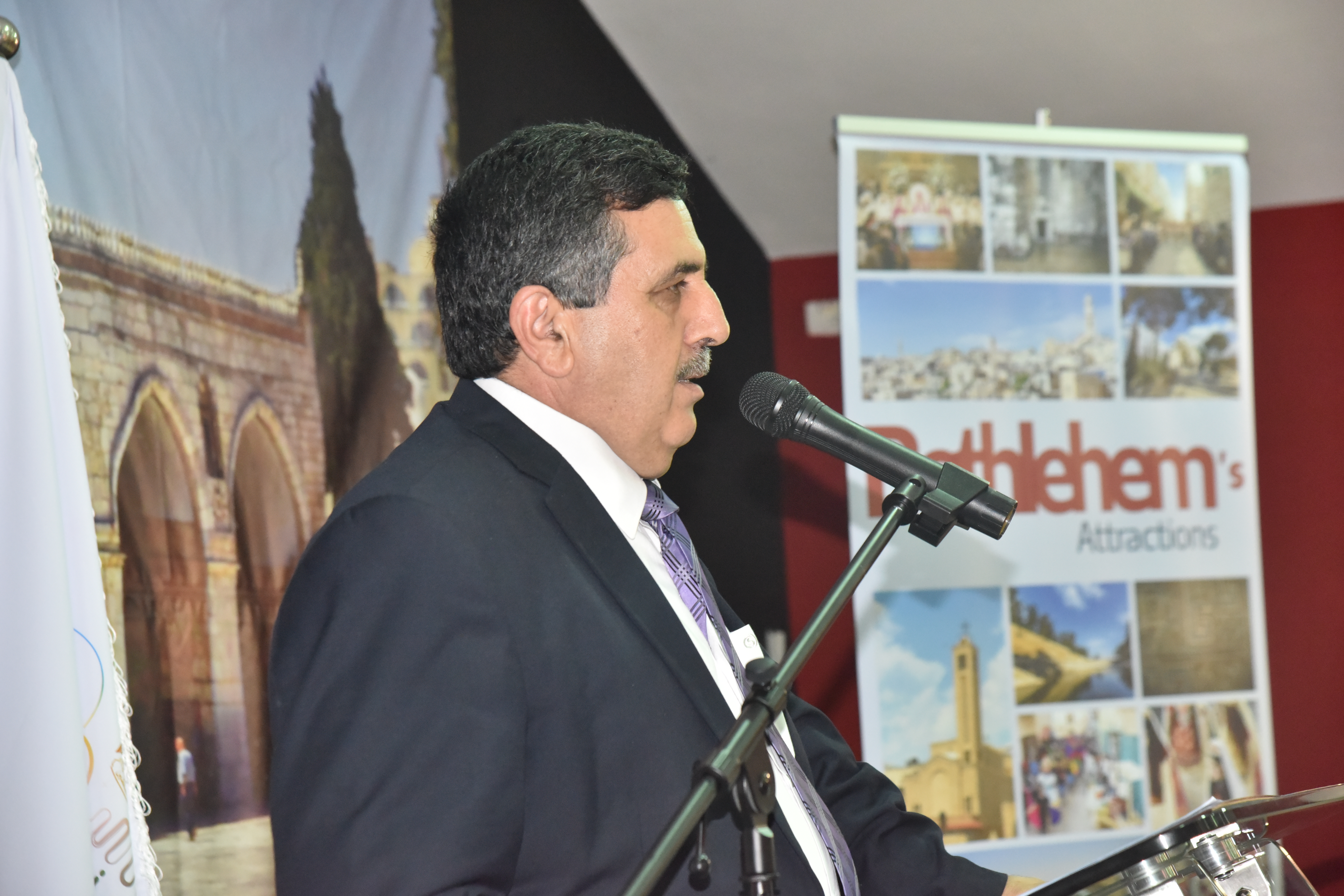 معايعة وسلمان يطلقان كتاب دليل بيت لحم المصور