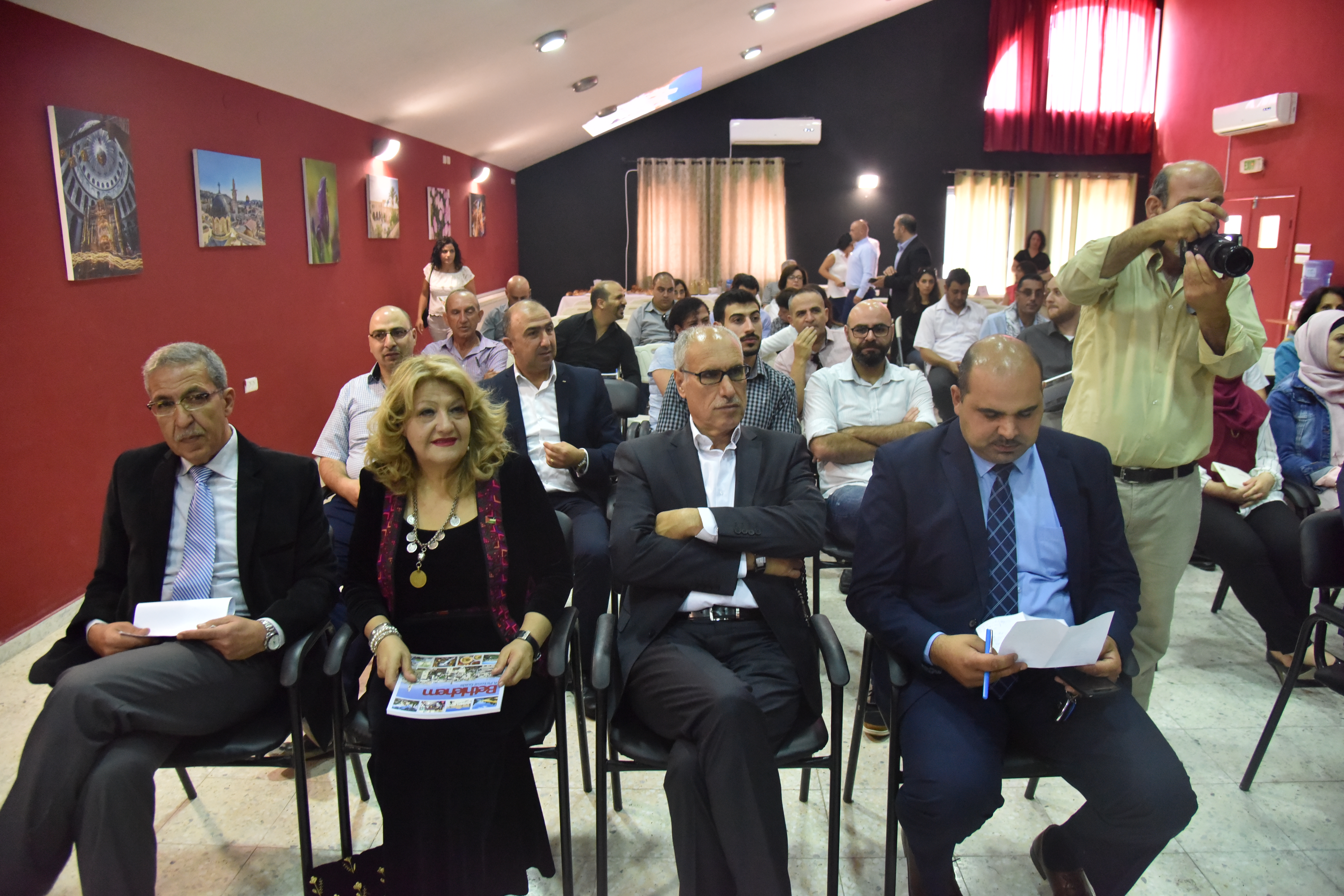 معايعة وسلمان يطلقان كتاب دليل بيت لحم المصور