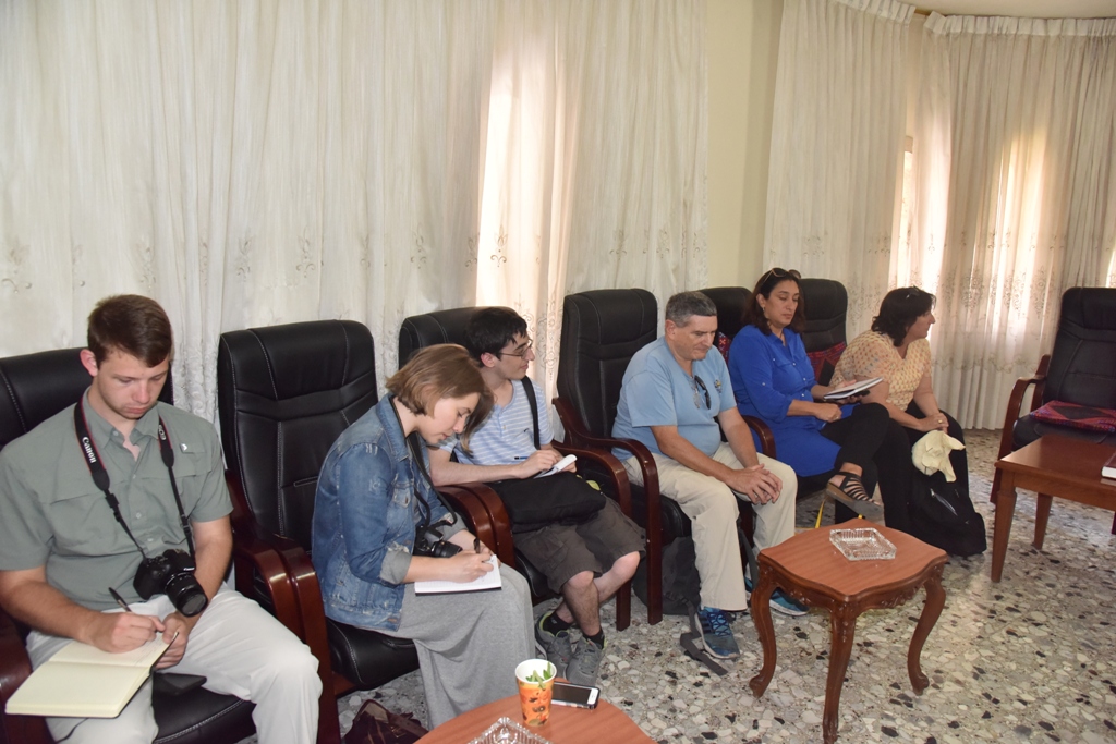 رئيس وأعضاء بلدية بيت لحم يستقبلون مدير عام الوكالة الفرنسية للتنمية ونائب ممثل هولندا ورئيس وأعضاء مجلس بلدي بيت فجار وتجار السوق القديم وطلبة صحافة أمريكيين