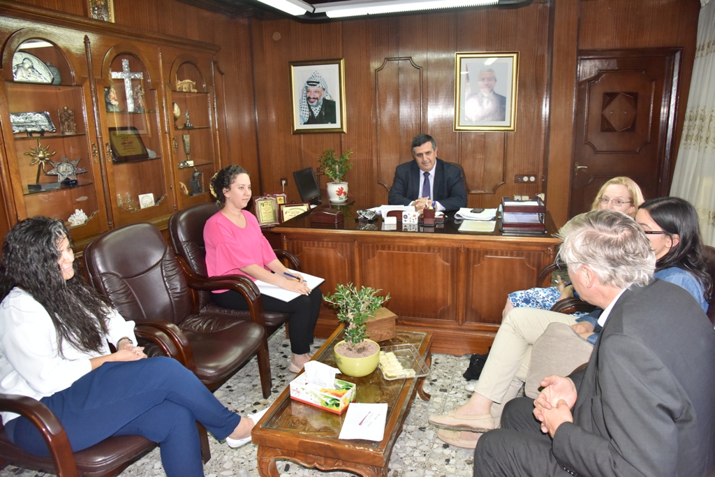 رئيس وأعضاء بلدية بيت لحم يستقبلون مدير عام الوكالة الفرنسية للتنمية ونائب ممثل هولندا ورئيس وأعضاء مجلس بلدي بيت فجار وتجار السوق القديم وطلبة صحافة أمريكيين