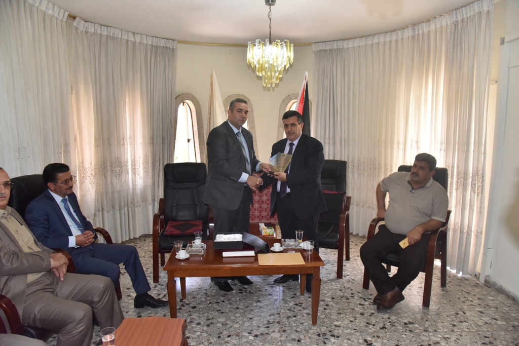 رئيس وأعضاء بلدية بيت لحم يستقبلون مدير عام الوكالة الفرنسية للتنمية ونائب ممثل هولندا ورئيس وأعضاء مجلس بلدي بيت فجار وتجار السوق القديم وطلبة صحافة أمريكيين