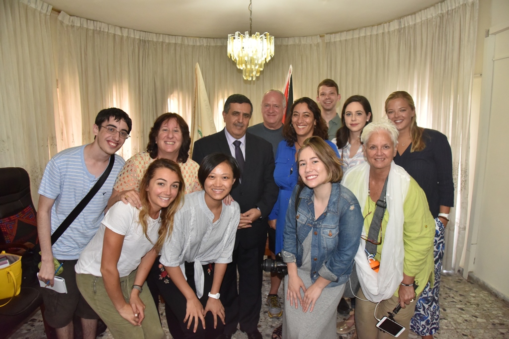 رئيس وأعضاء بلدية بيت لحم يستقبلون مدير عام الوكالة الفرنسية للتنمية ونائب ممثل هولندا ورئيس وأعضاء مجلس بلدي بيت فجار وتجار السوق القديم وطلبة صحافة أمريكيين