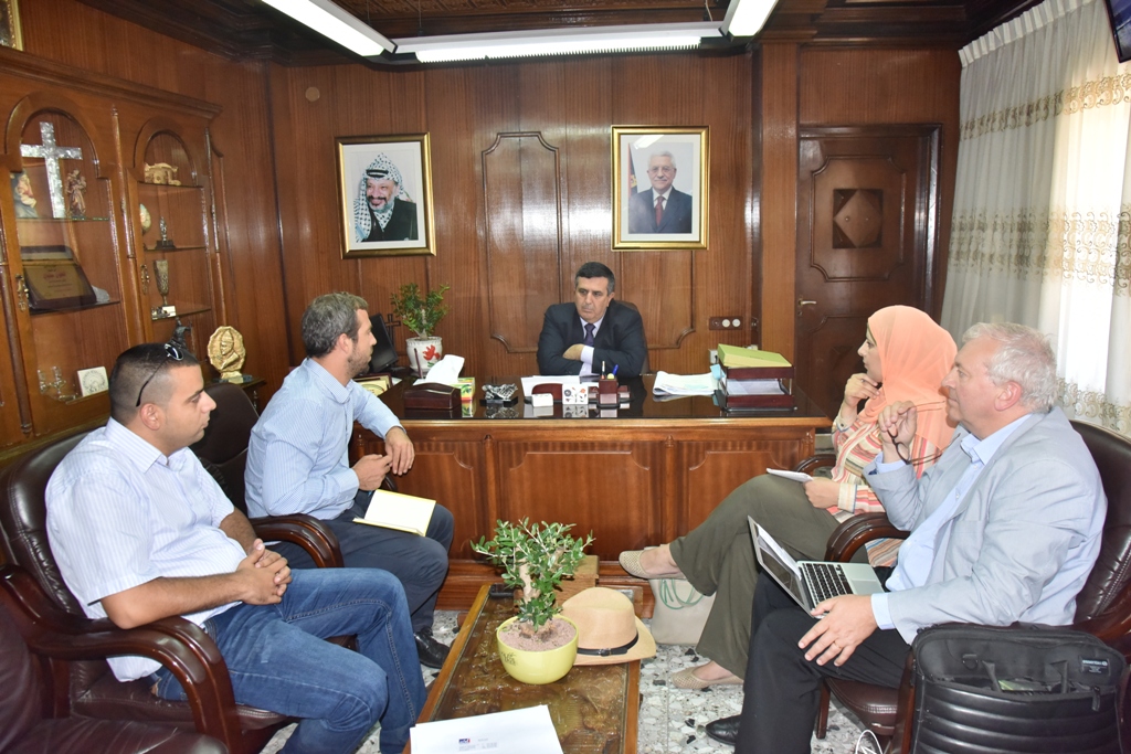 رئيس وأعضاء بلدية بيت لحم يستقبلون مدير عام الوكالة الفرنسية للتنمية ونائب ممثل هولندا ورئيس وأعضاء مجلس بلدي بيت فجار وتجار السوق القديم وطلبة صحافة أمريكيين