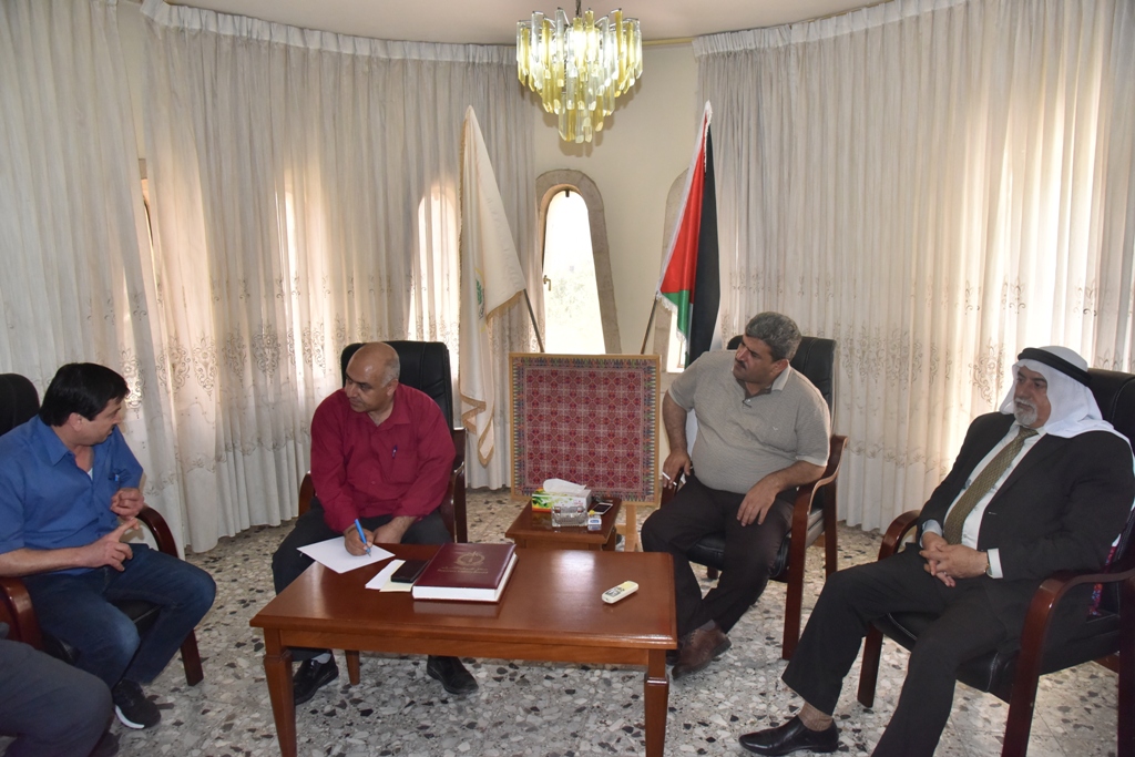 رئيس وأعضاء بلدية بيت لحم يستقبلون مدير عام الوكالة الفرنسية للتنمية ونائب ممثل هولندا ورئيس وأعضاء مجلس بلدي بيت فجار وتجار السوق القديم وطلبة صحافة أمريكيين