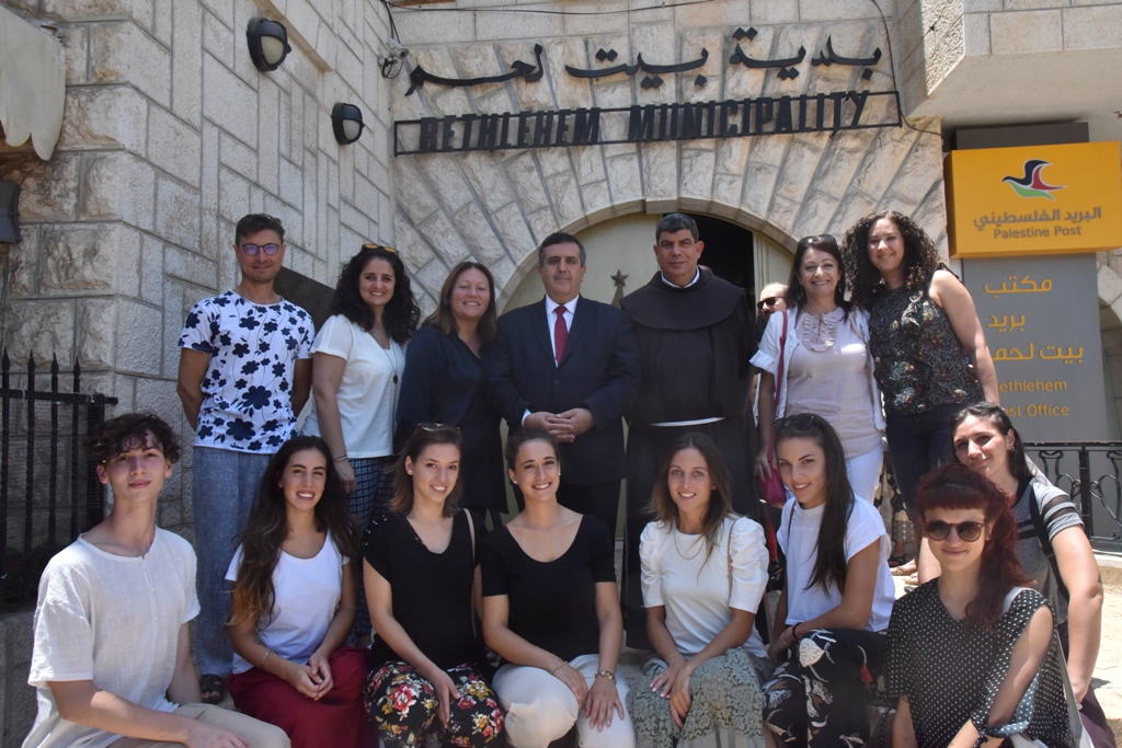 رئيس وأعضاء مجلس بلدية بيت لحم يستقبلون بطريرك الأقباط الكاثوليك في مصر والأب فلتس والوفد الإيطالي المرافق 