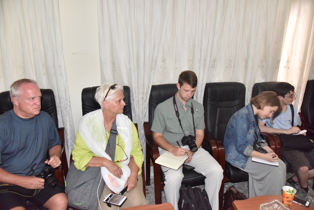 رئيس وأعضاء بلدية بيت لحم يستقبلون مدير عام الوكالة الفرنسية للتنمية ونائب ممثل هولندا ورئيس وأعضاء مجلس بلدي بيت فجار وتجار السوق القديم وطلبة صحافة أمريكيين