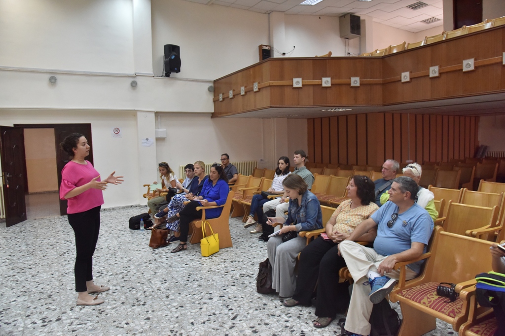 رئيس وأعضاء بلدية بيت لحم يستقبلون مدير عام الوكالة الفرنسية للتنمية ونائب ممثل هولندا ورئيس وأعضاء مجلس بلدي بيت فجار وتجار السوق القديم وطلبة صحافة أمريكيين