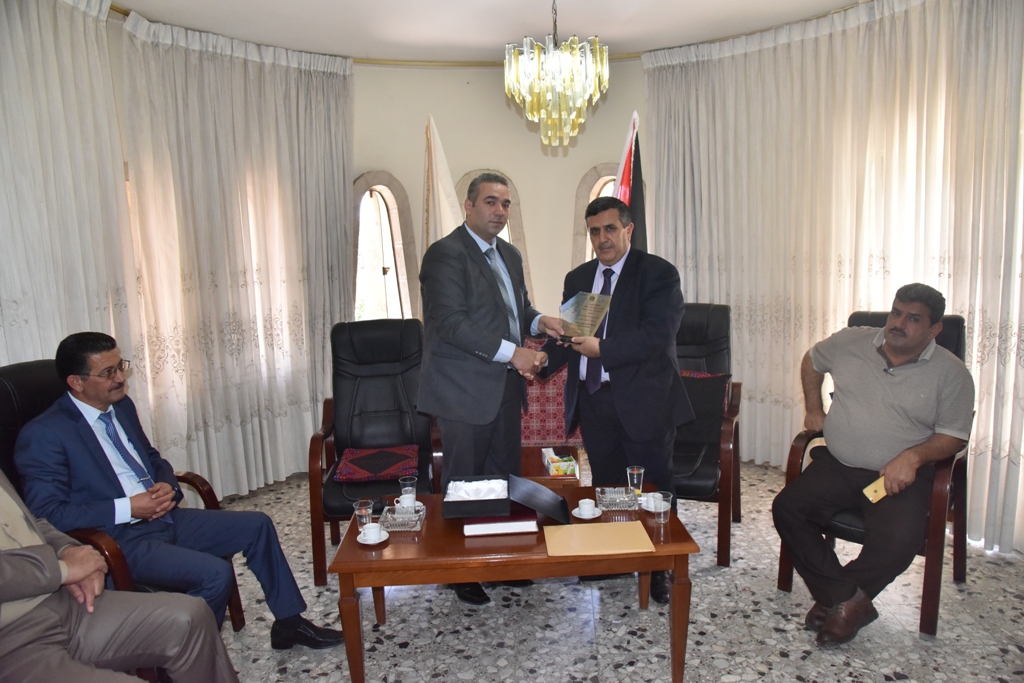 رئيس وأعضاء بلدية بيت لحم يستقبلون مدير عام الوكالة الفرنسية للتنمية ونائب ممثل هولندا ورئيس وأعضاء مجلس بلدي بيت فجار وتجار السوق القديم وطلبة صحافة أمريكيين