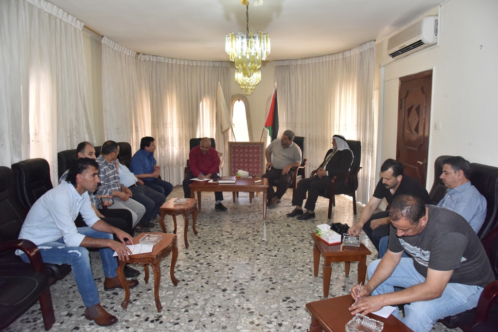 رئيس وأعضاء بلدية بيت لحم يستقبلون مدير عام الوكالة الفرنسية للتنمية ونائب ممثل هولندا ورئيس وأعضاء مجلس بلدي بيت فجار وتجار السوق القديم وطلبة صحافة أمريكيين