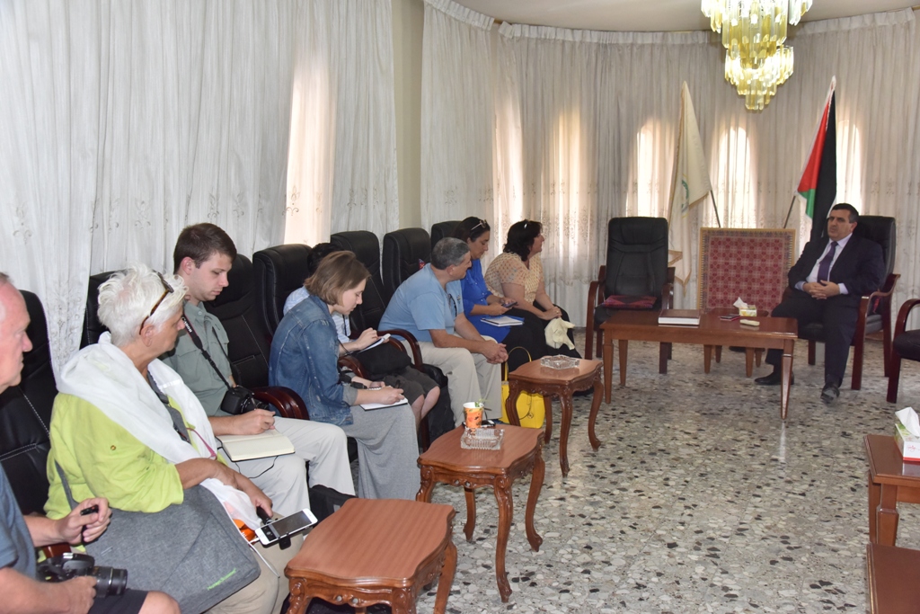 رئيس وأعضاء بلدية بيت لحم يستقبلون مدير عام الوكالة الفرنسية للتنمية ونائب ممثل هولندا ورئيس وأعضاء مجلس بلدي بيت فجار وتجار السوق القديم وطلبة صحافة أمريكيين