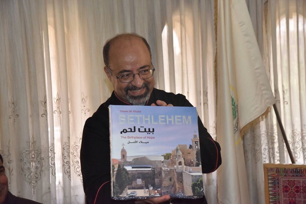 رئيس وأعضاء مجلس بلدية بيت لحم يستقبلون بطريرك الأقباط الكاثوليك في مصر والأب فلتس والوفد الإيطالي المرافق 