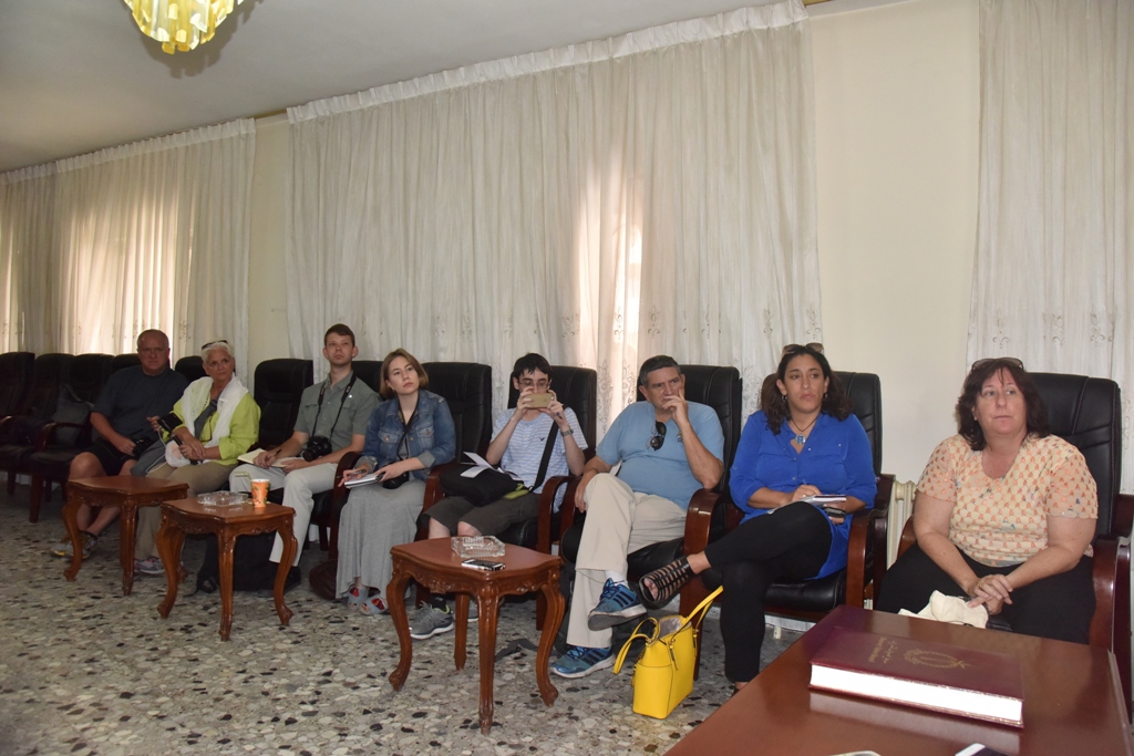 رئيس وأعضاء بلدية بيت لحم يستقبلون مدير عام الوكالة الفرنسية للتنمية ونائب ممثل هولندا ورئيس وأعضاء مجلس بلدي بيت فجار وتجار السوق القديم وطلبة صحافة أمريكيين