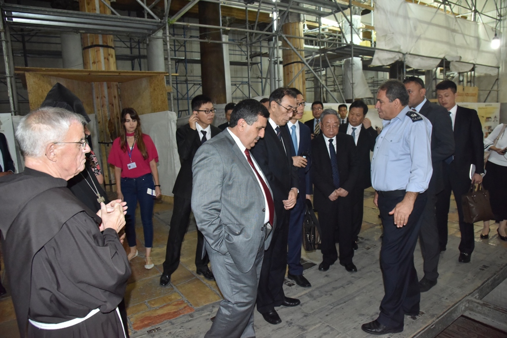 سلمان يشارك في إستقبال نائب رئيس البرلمان الصيني ويرافقه في جولته إلى كنيسة المهد ويستقبل وفدا برلمانيا مكسيكيا في دار البلدية