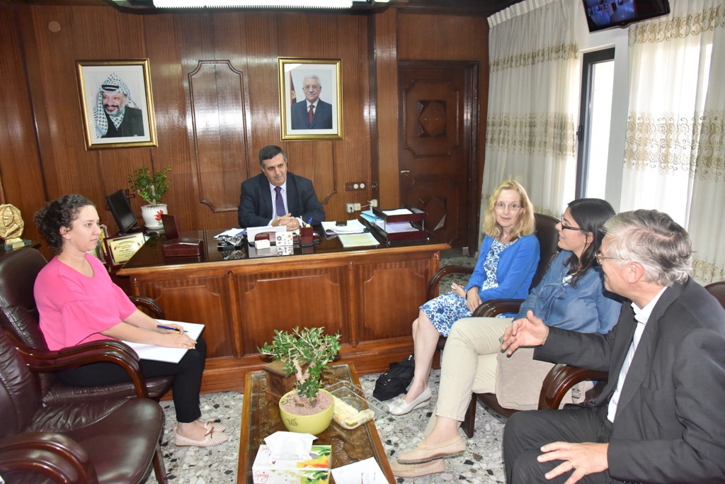 رئيس وأعضاء بلدية بيت لحم يستقبلون مدير عام الوكالة الفرنسية للتنمية ونائب ممثل هولندا ورئيس وأعضاء مجلس بلدي بيت فجار وتجار السوق القديم وطلبة صحافة أمريكيين