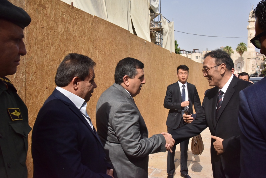 سلمان يشارك في إستقبال نائب رئيس البرلمان الصيني ويرافقه في جولته إلى كنيسة المهد ويستقبل وفدا برلمانيا مكسيكيا في دار البلدية