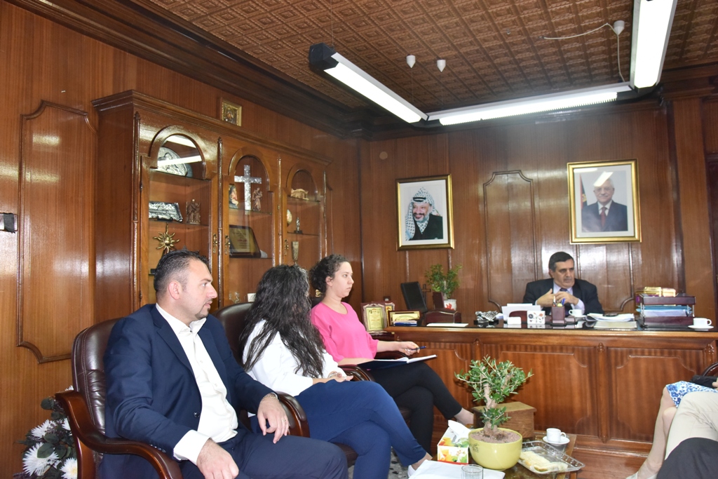 رئيس وأعضاء بلدية بيت لحم يستقبلون مدير عام الوكالة الفرنسية للتنمية ونائب ممثل هولندا ورئيس وأعضاء مجلس بلدي بيت فجار وتجار السوق القديم وطلبة صحافة أمريكيين