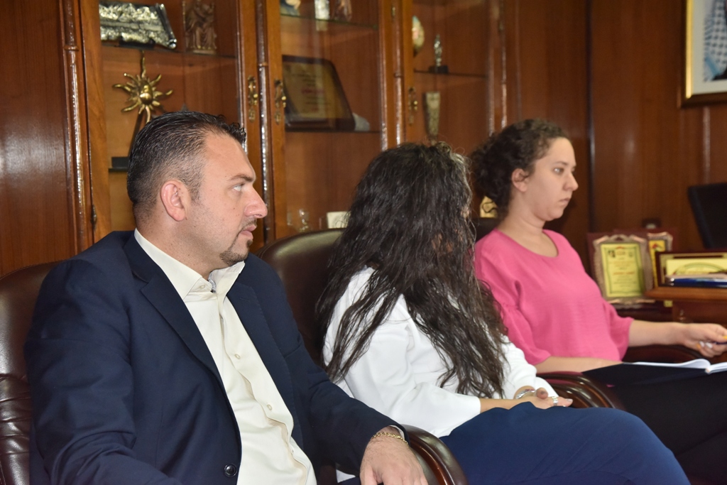 رئيس وأعضاء بلدية بيت لحم يستقبلون مدير عام الوكالة الفرنسية للتنمية ونائب ممثل هولندا ورئيس وأعضاء مجلس بلدي بيت فجار وتجار السوق القديم وطلبة صحافة أمريكيين