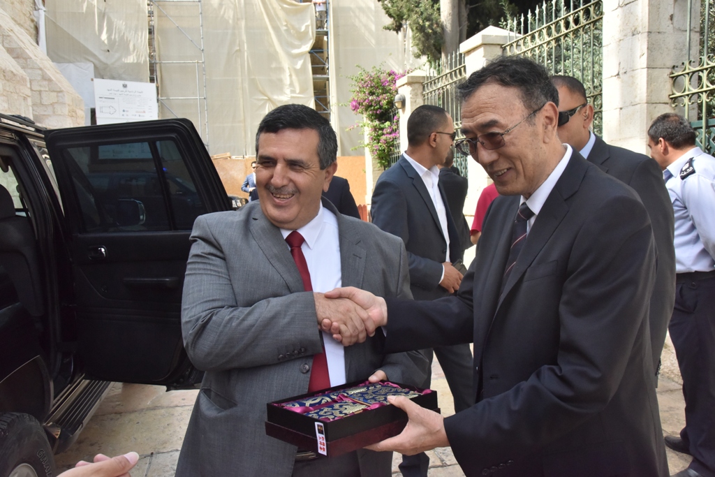 سلمان يشارك في إستقبال نائب رئيس البرلمان الصيني ويرافقه في جولته إلى كنيسة المهد ويستقبل وفدا برلمانيا مكسيكيا في دار البلدية