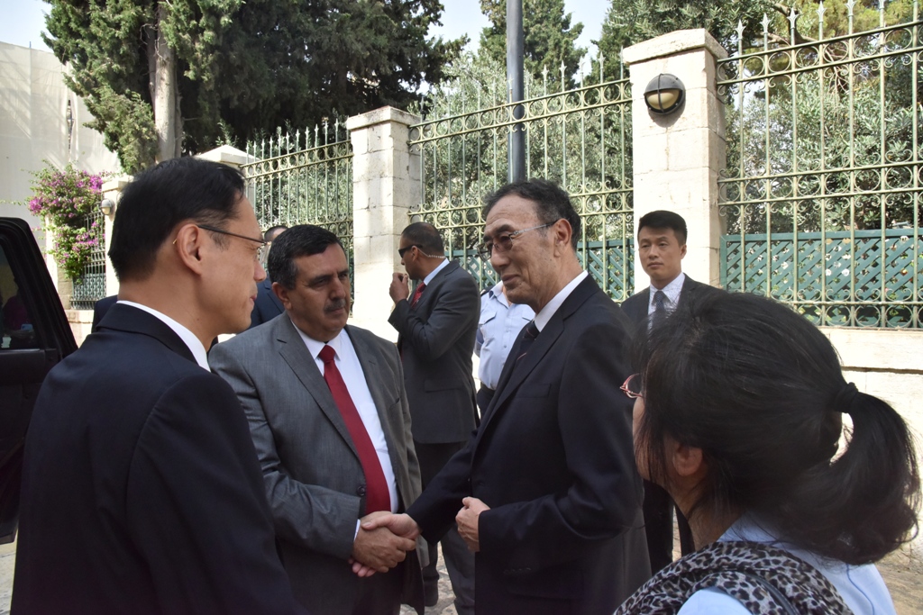 سلمان يشارك في إستقبال نائب رئيس البرلمان الصيني ويرافقه في جولته إلى كنيسة المهد ويستقبل وفدا برلمانيا مكسيكيا في دار البلدية