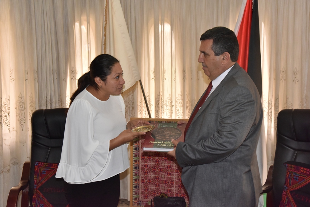 سلمان يشارك في إستقبال نائب رئيس البرلمان الصيني ويرافقه في جولته إلى كنيسة المهد ويستقبل وفدا برلمانيا مكسيكيا في دار البلدية