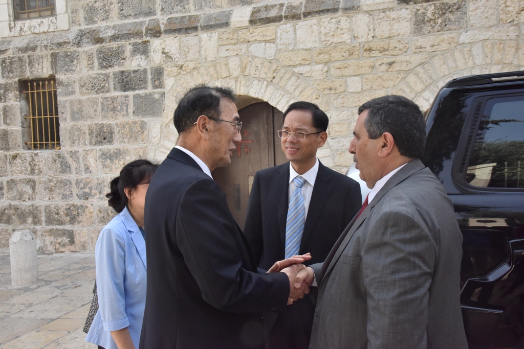 سلمان يشارك في إستقبال نائب رئيس البرلمان الصيني ويرافقه في جولته إلى كنيسة المهد ويستقبل وفدا برلمانيا مكسيكيا في دار البلدية