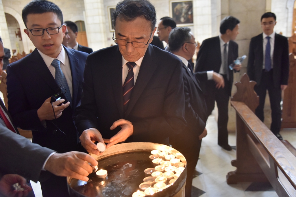 سلمان يشارك في إستقبال نائب رئيس البرلمان الصيني ويرافقه في جولته إلى كنيسة المهد ويستقبل وفدا برلمانيا مكسيكيا في دار البلدية