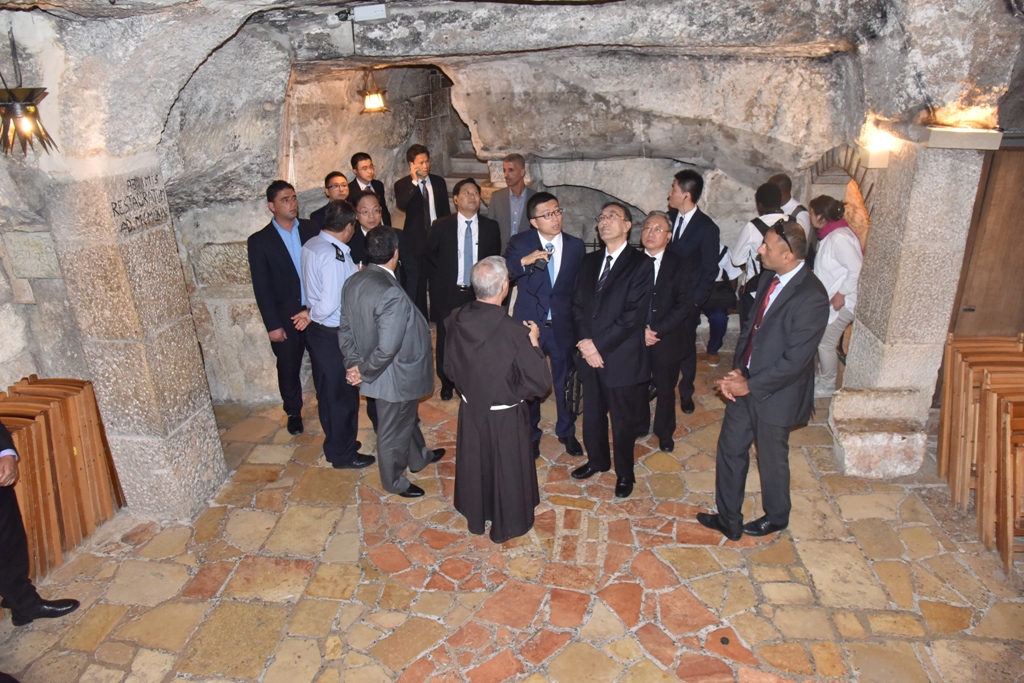 سلمان يشارك في إستقبال نائب رئيس البرلمان الصيني ويرافقه في جولته إلى كنيسة المهد ويستقبل وفدا برلمانيا مكسيكيا في دار البلدية