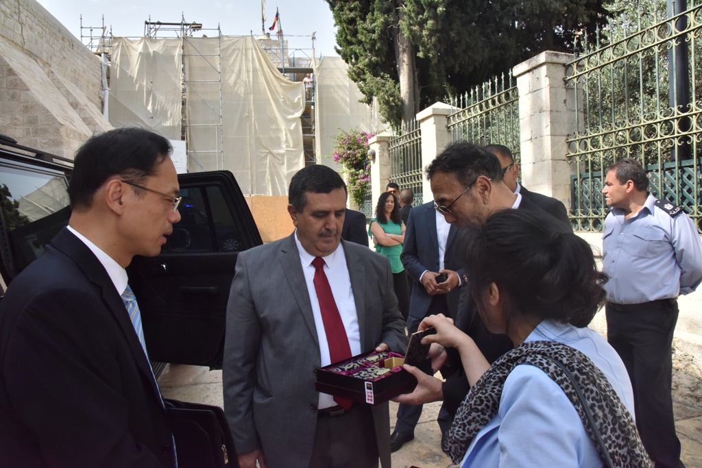 سلمان يشارك في إستقبال نائب رئيس البرلمان الصيني ويرافقه في جولته إلى كنيسة المهد ويستقبل وفدا برلمانيا مكسيكيا في دار البلدية