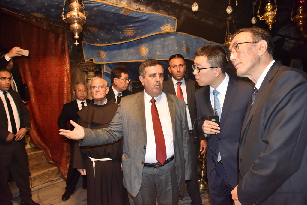 سلمان يشارك في إستقبال نائب رئيس البرلمان الصيني ويرافقه في جولته إلى كنيسة المهد ويستقبل وفدا برلمانيا مكسيكيا في دار البلدية