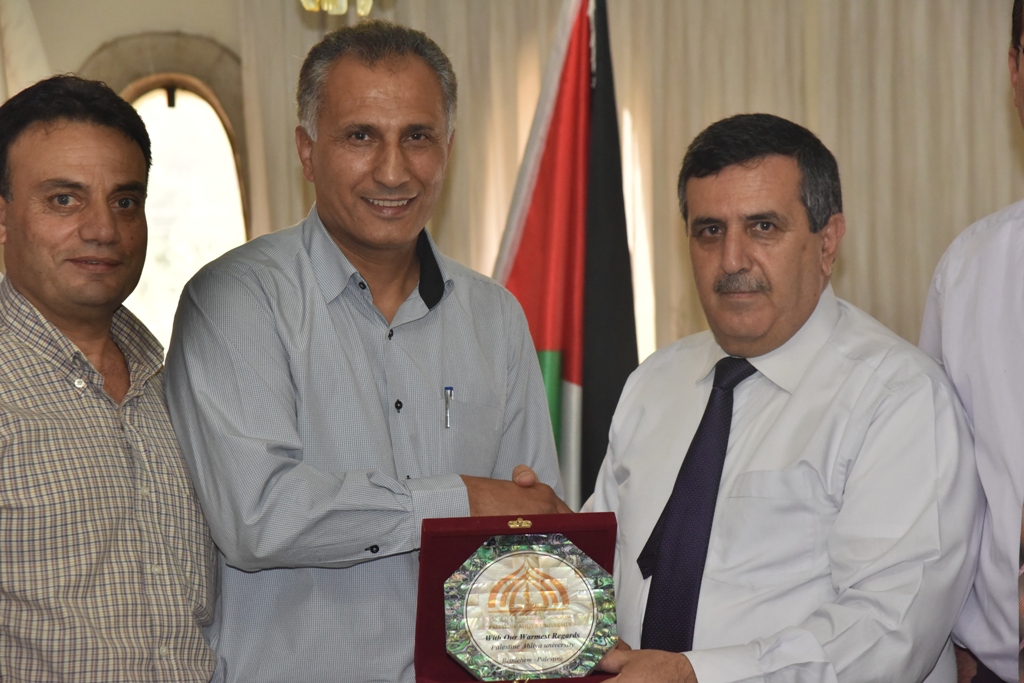  سلمان يستقبل وفد جامعة فلسطين الأهلية 