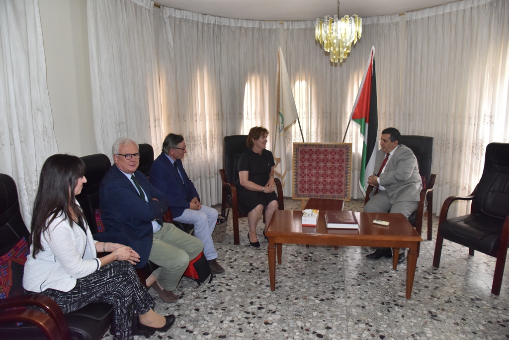 لقاء يجمع بين رئيس بلدية بيت لحم وسفيرة منظمة مالطا ذات السيادة