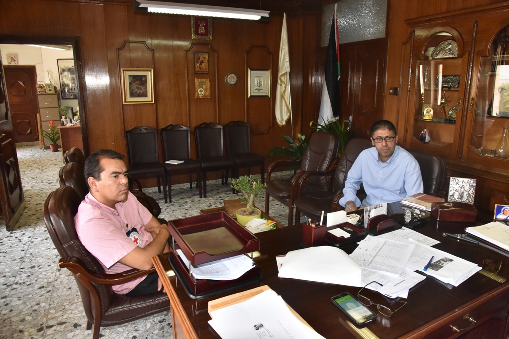 مدير بعثة الصليب الأحمر في جنوب الضفة الغربية يستمع إلى تحديات بيت لحم من رئيس بلدية بيت لحم 