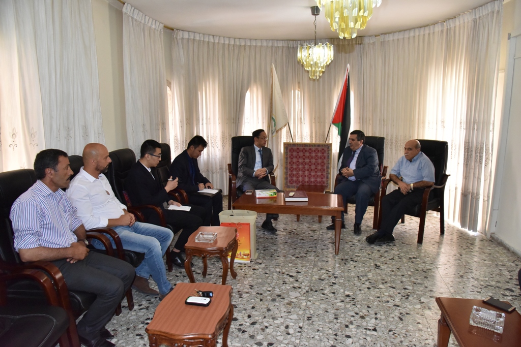 رئيس وأعضاء مجلس بلدية بيت لحم يستقبلون السفير الصيني لدى دولة فلسطين