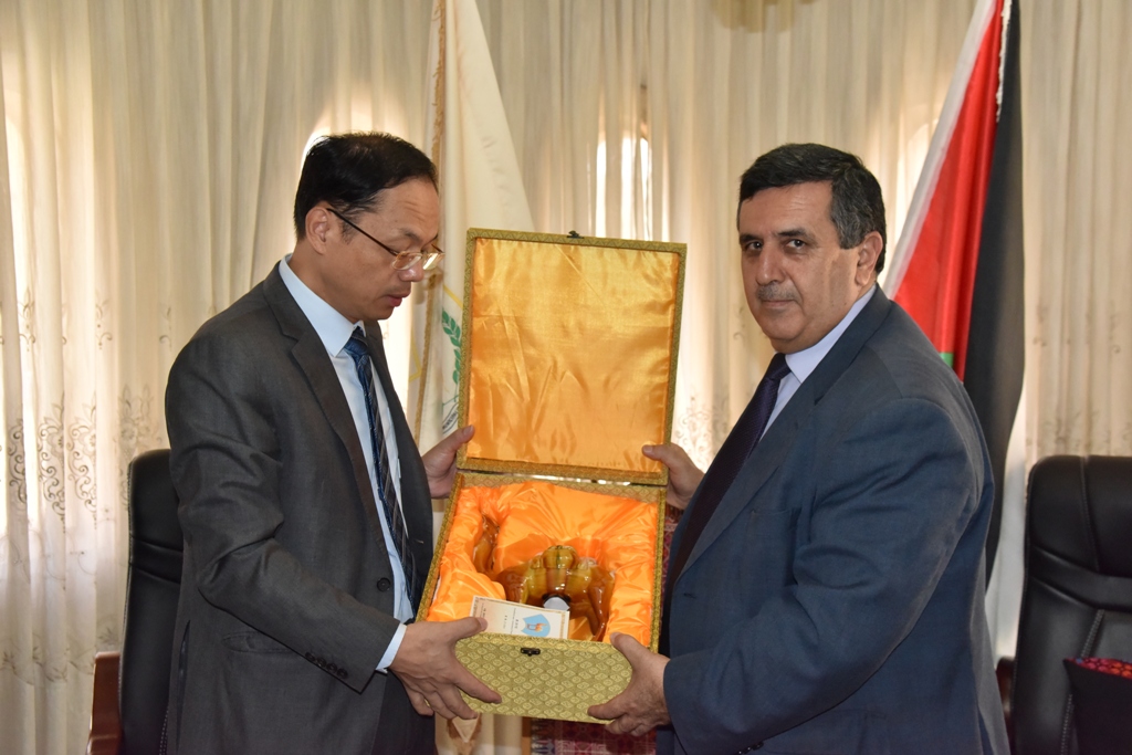 رئيس وأعضاء مجلس بلدية بيت لحم يستقبلون السفير الصيني لدى دولة فلسطين