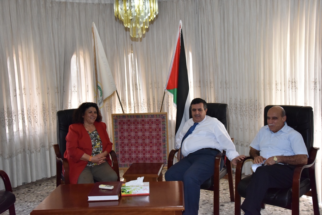 سلمان يستقبل خبيرة المجتمع المدني فدوى الشاعر والحديث عن مسيرة ومؤتمر للنساء في شهر المرأة العام القادم