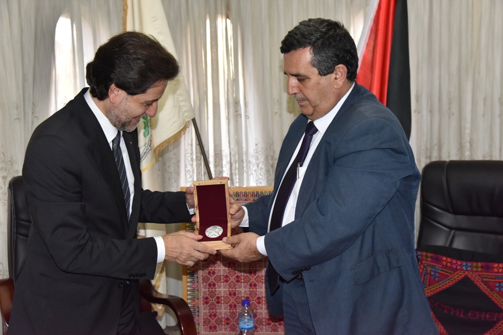 رئيس وأعضاء مجلس بلدية بيت لحم يستقبلون رئيس مؤسسة الفاتيكان والوفد المرافق 