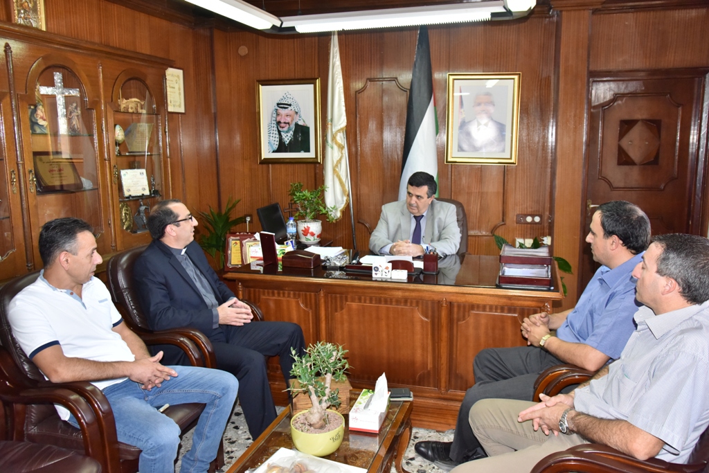 رئيس بلدية بيت لحم يلتقي بمدير مدارس البطريركية اللاتينية الأب الدكتور اياد الطوال 