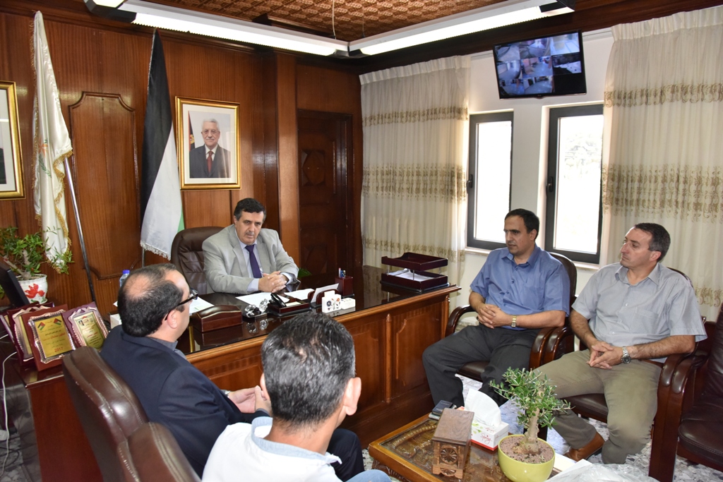 رئيس بلدية بيت لحم يلتقي بمدير مدارس البطريركية اللاتينية الأب الدكتور اياد الطوال 