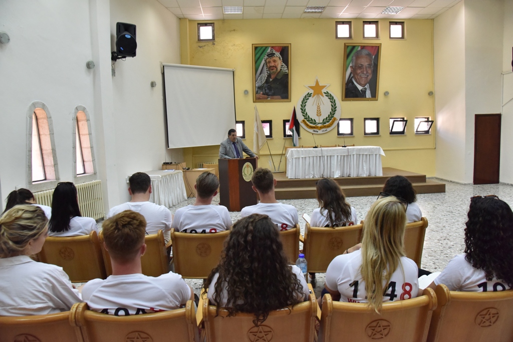 سلمان يتحدث عن تحديات بيت لحم أمام وفد المخيم الصيفي 16 للتضامن مع الشعب الفلسطيني