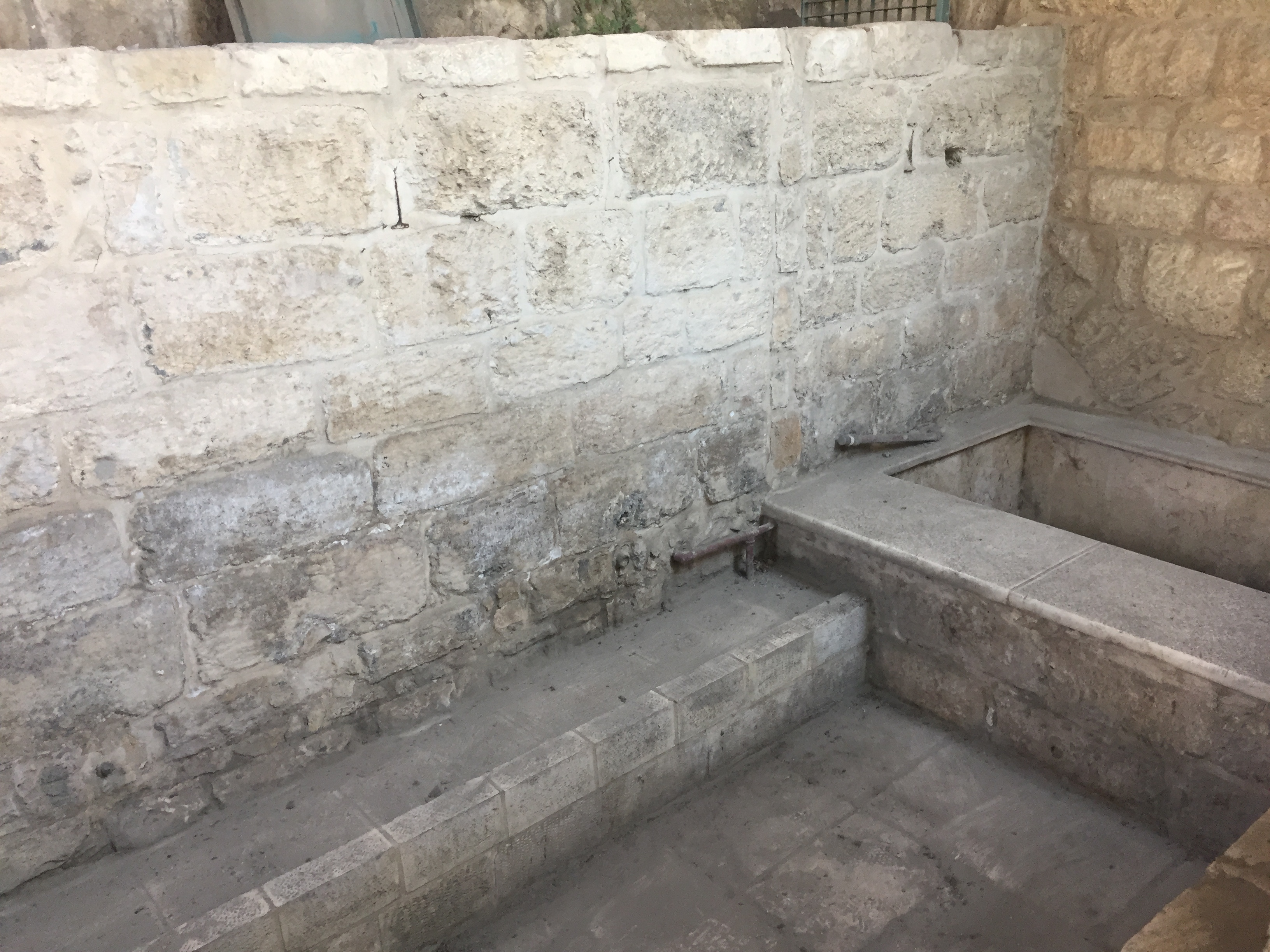 حملة تطوعية لتنظيف الأماكن السياحية والأثرية في بيت لحم تحت عنوان  (معا من أجل مدينة نظيفة وحضارية) 