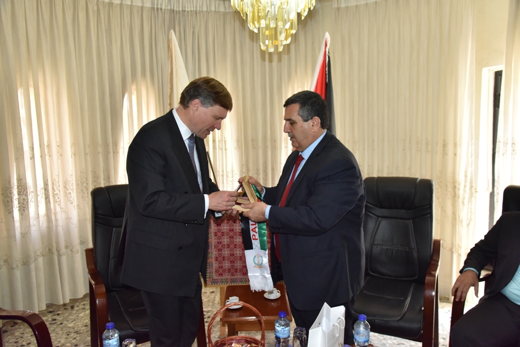 سلمان يستقبل القنصل البريطاني العام الجديد في القدس 