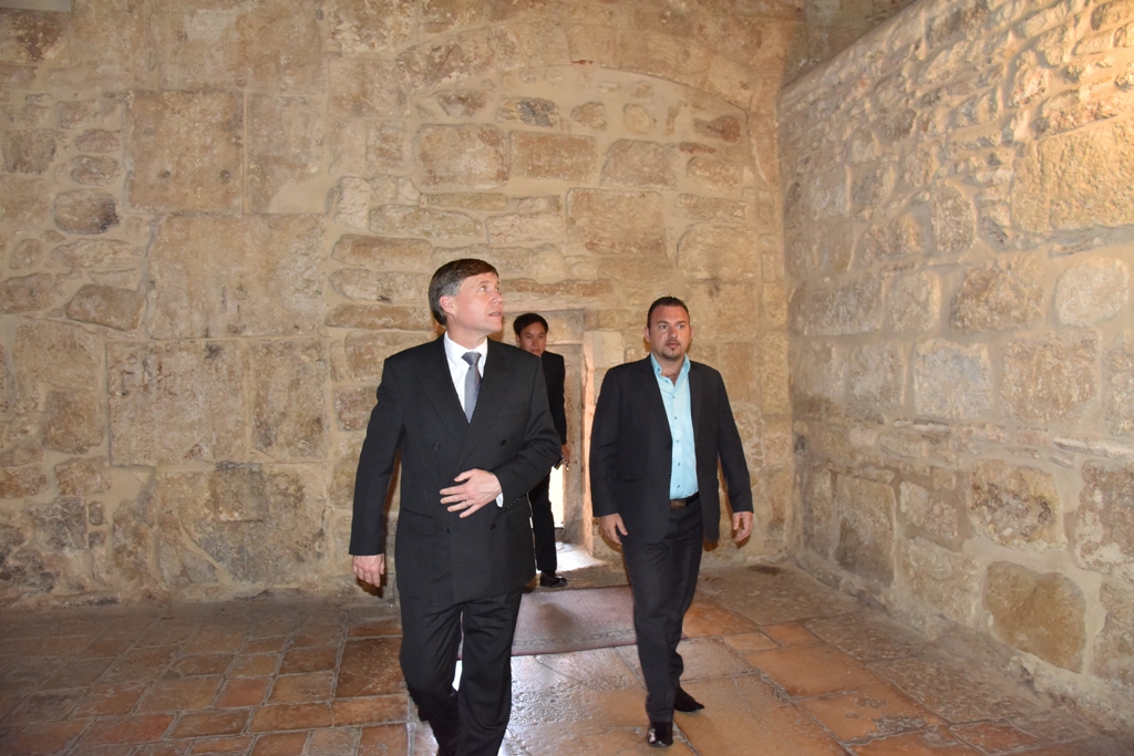 سلمان يستقبل القنصل البريطاني العام الجديد في القدس 