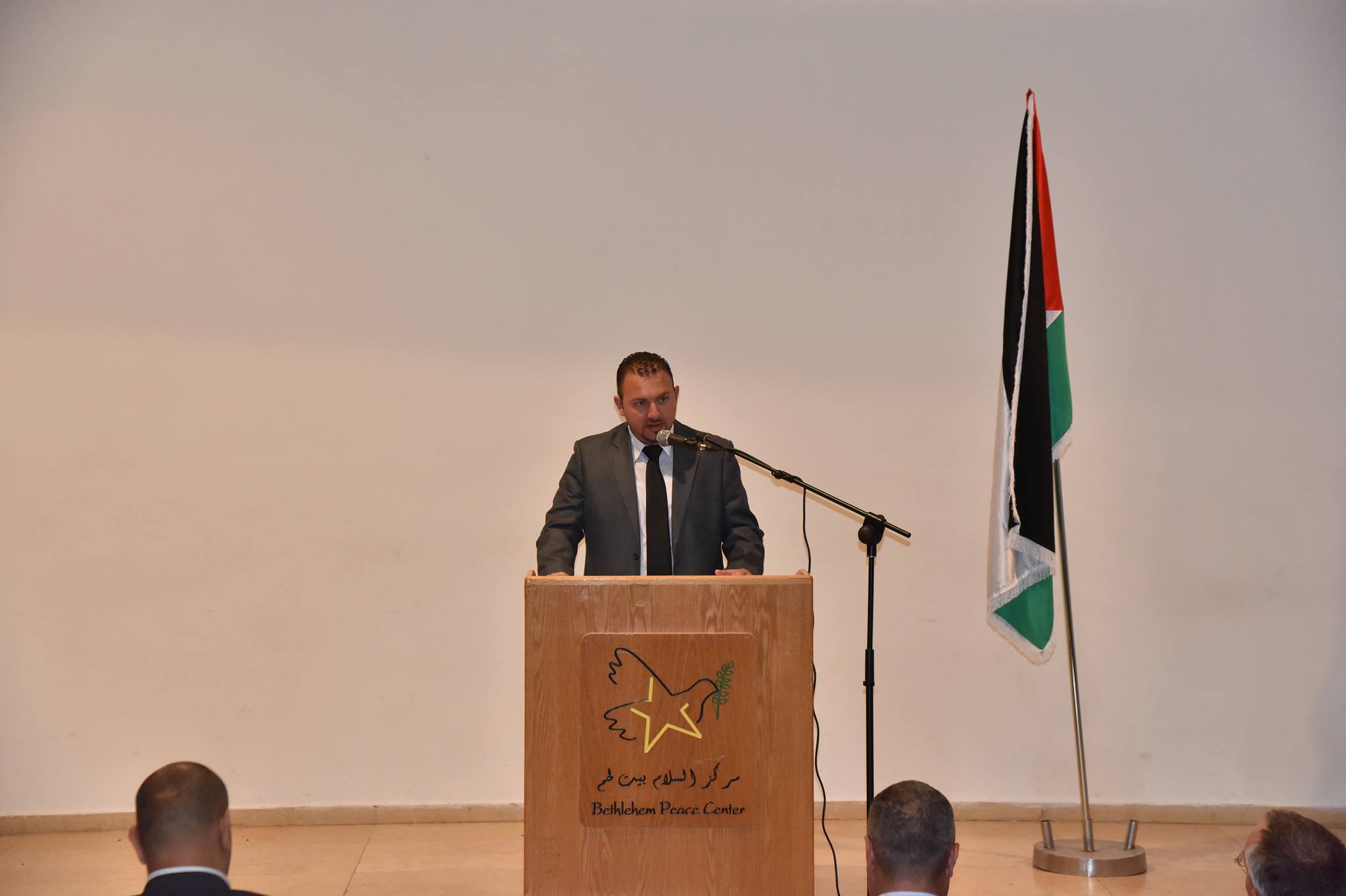 تحت رعاية بلدية بيت لحم يطلق نائب رئيس بلدية بيت لحم حنا حنانيا كتاب "قصة من بلدي"  