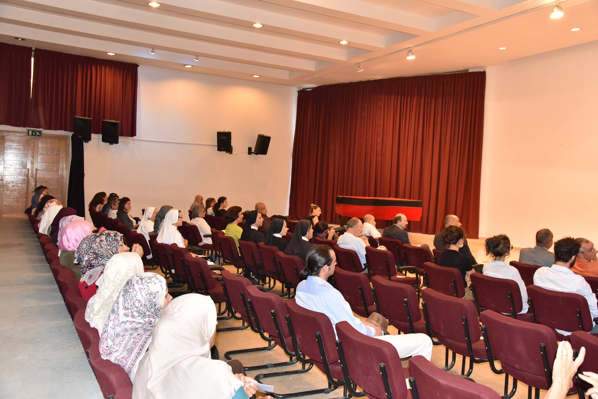 تحت رعاية بلدية بيت لحم يطلق نائب رئيس بلدية بيت لحم حنا حنانيا كتاب "قصة من بلدي"  